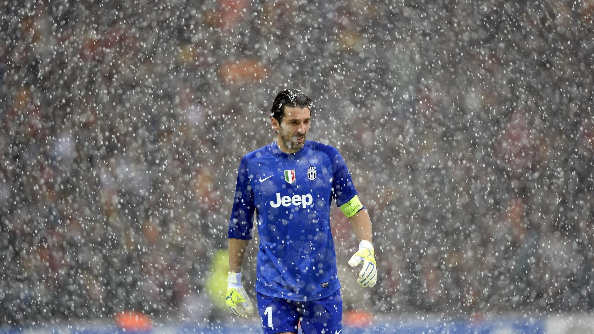 凯恩考虑巴萨:15场22球,违约金6500万欧元,或接棒莱万于明年,巴萨买凯恩